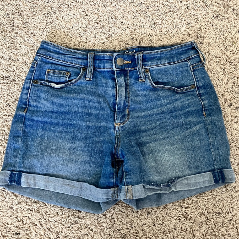 Universal Thread women’s size 6 shorts in perfect condition!